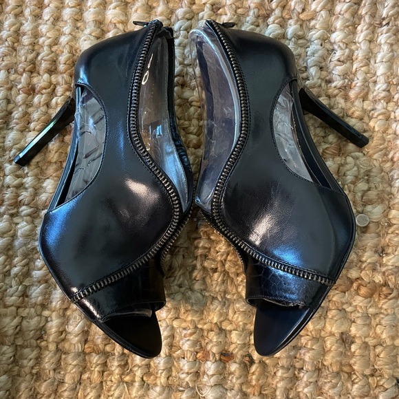 Carlos open toes pumps with a 4” heel size 5.5 - Picture 4 of 10